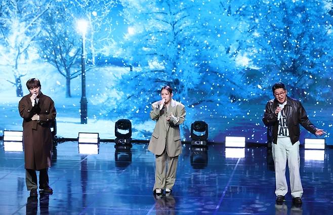 어반자카파가 신곡 '스테이'를 부르는 모습. 연합뉴스