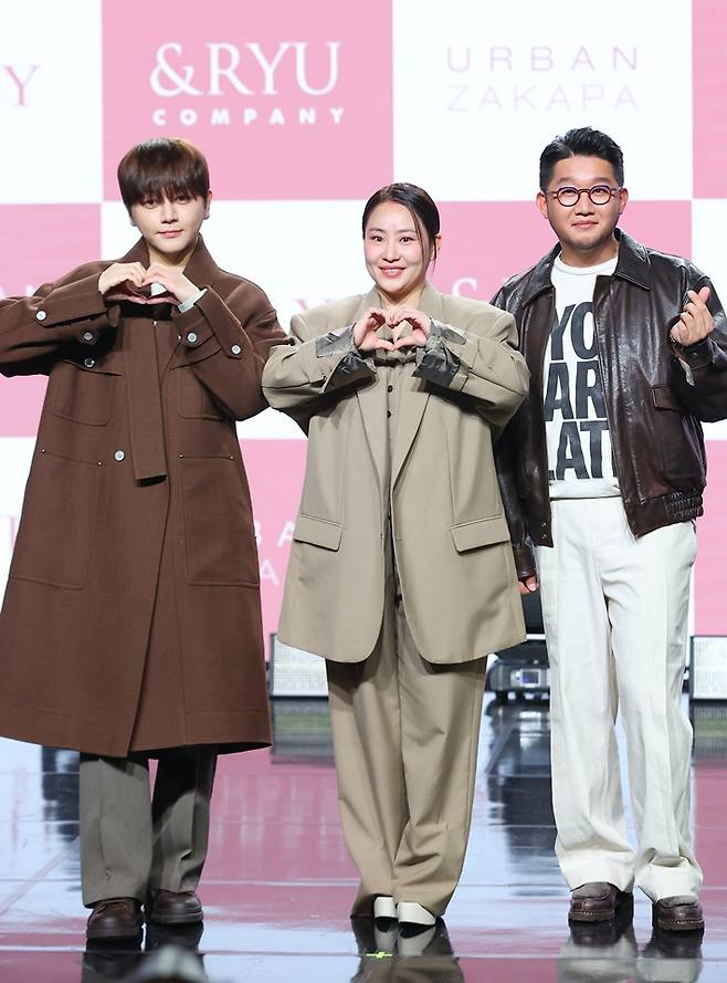 어반자카파의 새 미니앨범 '스테이'에는 총 7곡이 수록됐으며, 3일 저녁 6시 각종 음악 사이트에서 공개됐다. 연합뉴스