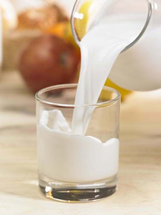 지방 함량이 높은 유제품의 과다 섭취는 오히려 역효과를 낼 수 있어 저지방·무가당 제품 중심의 균형 잡힌 섭취가 필요하다. 게티이미지