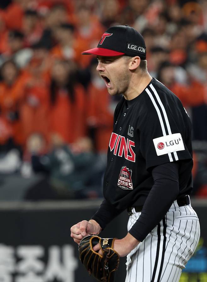 LG 앤더스 톨허스트가 31일 대전한화생명볼파크에서 열린 ‘2025 신한 SOL 뱅크 KBO PS’ 한화와 한국시리즈 5차전에서 7회말을 마무리한 뒤 포효하고 있다. 대전|뉴시스