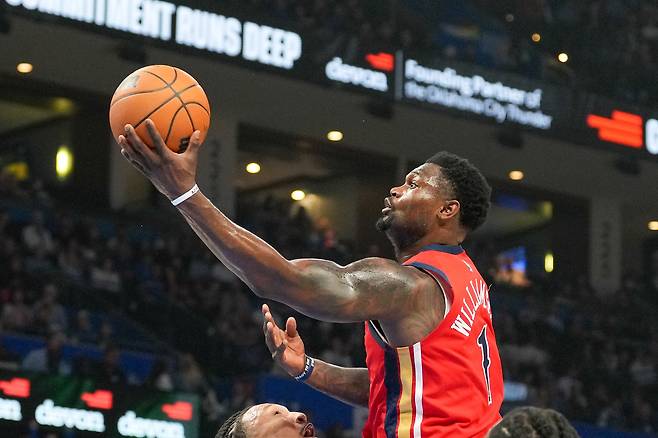 자이언 윌리엄슨이 3일 미국 오클라호마주 오클라호마시티의 페이컴 센터에서 열린 오클라호마시티 선더와 2025~2026 미국프로농구 정규리그 원정경기에서 슛하고 있다. 오클라호마시티 | AP연합뉴스