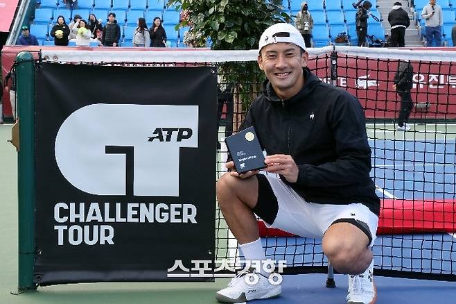 시마부쿠로 쇼가 지난 2일 남자프로테니스(ATP) 투어 유진투자증권 서울오픈 챌린저에서 우승한 뒤 기념사진을 찍고 있다. 대회조직위원회 제공