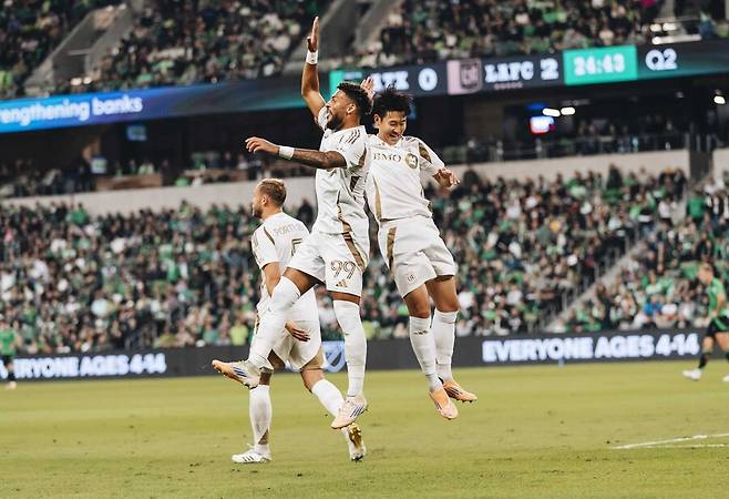 ▲ 손흥민을 막기 위해 오스틴이 거친 플레이를 떠올렸다. 반대로 손흥민은 몸으로 막는 방식이 아니라 축구로 응징하는 법을 보여줬다. 손흥민이 보여준 품격은 오스틴의 더티 플레이보다 훨씬 강력한 메시지를 남겼다. ⓒ LAFC