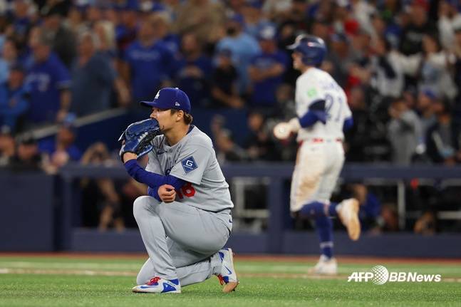LA 다저스 야마모토 요시노부(왼쪽)가 2일(한국시간) 열린 2025 MLB 월드시리즈 7차전에서 9회말 어니 클레멘트의 타구를 지켜보고 있다. /AFPBBNews=뉴스1