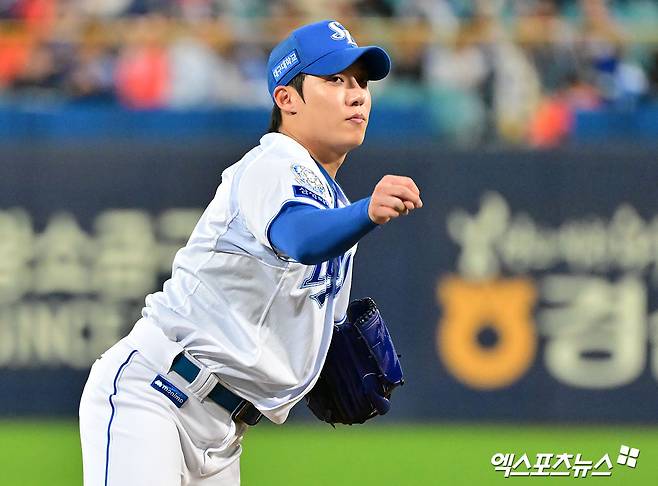 지난달 22일 오후 대구삼성라이온즈파크에서 열린 '2025 신한 SOL Bank KBO 포스트시즌' 한화 이글스와 삼성 라이온즈의 플레이오프 4차전 경기, 1회초 삼성 선발투수 원태인이 공을 힘차게 던지고 있다. 엑스포츠뉴스 DB