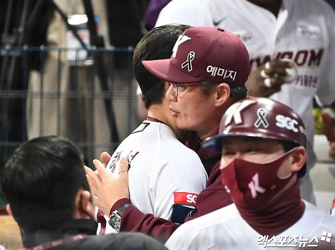 4일 오후 서울 구로구 고척스카이돔에서 열린 '2022 신한은행 SOL KBO리그 포스트시즌' 한국시리즈 3차전 SSG 랜더스와 키움 히어로즈의 경기, 키움 강병식 타격코치가 김혜성을 안아주며 격려하고 있다. 엑스포츠뉴스 DB