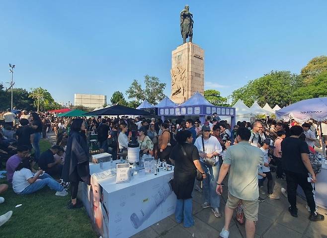 '한인 문화의 날' 행사에서 K-뷰티 부스에 모인 인파 (부에노스아이레스=연합뉴스) 김선정 통신원 = 아르헨티나의 수도 부에노스아이레스의 팔레르모 공원에서 2025년 한인 문화 행사 '하루 페스트가'가 2일(현지시간) 개최됐다. 이번 행사에는 김밥, 떡볶이, 치킨. 핫도그 등을 맛볼 수 있는 한식 부스, 한복 체험, 한국어 교재 판매 및 K-뷰티 등 40여개의 다양한 부스가 마련됐다. 올해 추가된 K-뷰티 부스에 많은 인파가 모여 화장품을 구매하고 있다. 2025.11.3 sunniek8@yna.co.kr
