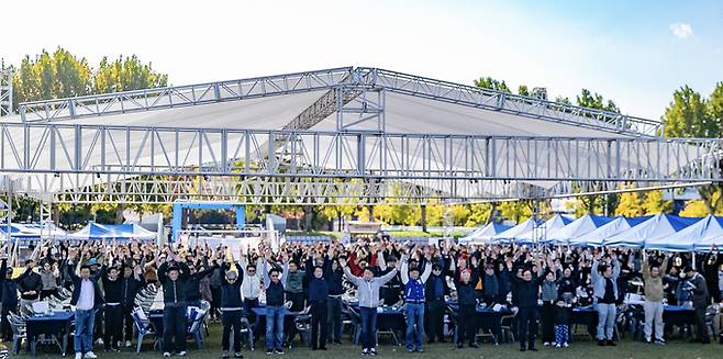 ▲ '2025 영남대학교 캠퍼스 가을 트레킹' 참가자들이 준비운동을 하고 있다. 영남대.