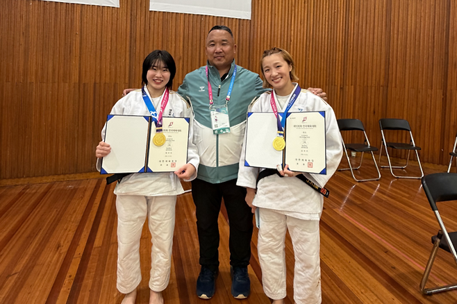 ▲ 경북체육회 허미미(왼쪽)와 김지수(오른쪽)가 지난 2일 막내린 2025 순천만 전국유도대회 겸 2026 국가대표 1차선발전에서 나란히 전 경기 한판승을 거두며 동반우승을 차지했다. 사진제공 경북체육회