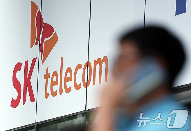 서울 도심의 SK텔레콤 대리점 앞에서 한 시민이 전화 통화를 하고 있다. 2025.8.28/뉴스1 ⓒ News1 박정호 기자