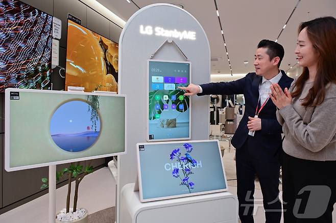 . LG전자 베스트샵에서 모델들이스탠바이미 2의 다양한 활용을 체험해 보고 있다. (LG전자 제공. 재판매 및 DB 금지) 2025.3.6/뉴스1