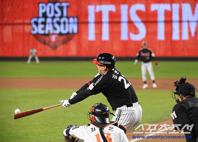 8회초 무사 1루 김현수가 류현진을 상대로 안타를 치고 있다. 대전=정재근 기자