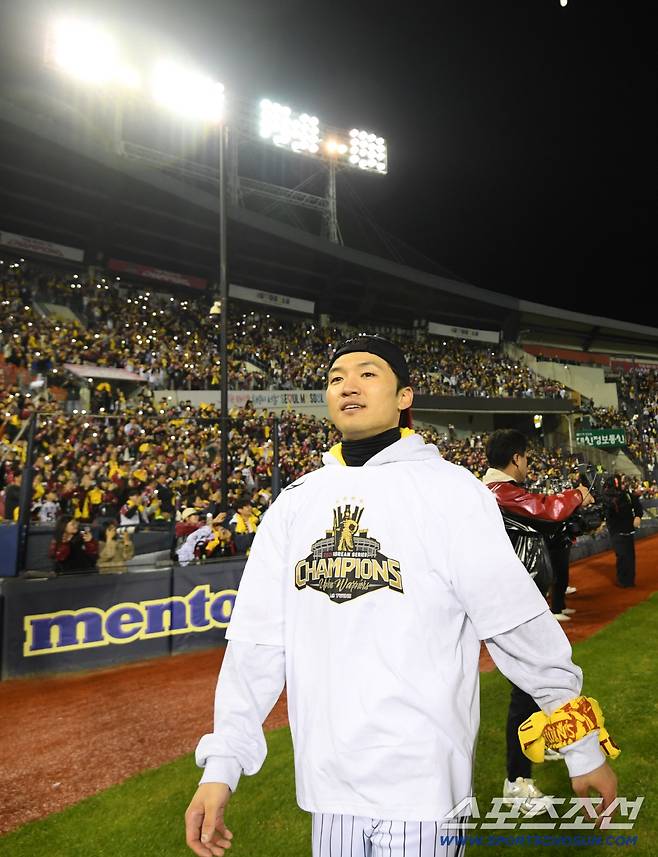 '한국시리즈 통합우승 IN 잠실' 행사가 1일 잠실구장에서 열렸다. LG 박해민이 팬들과 함께 우승의 기쁨을 만끽하고 있다. 잠실=박재만 기자 pjm@sportschosun.com/2025.11.01/