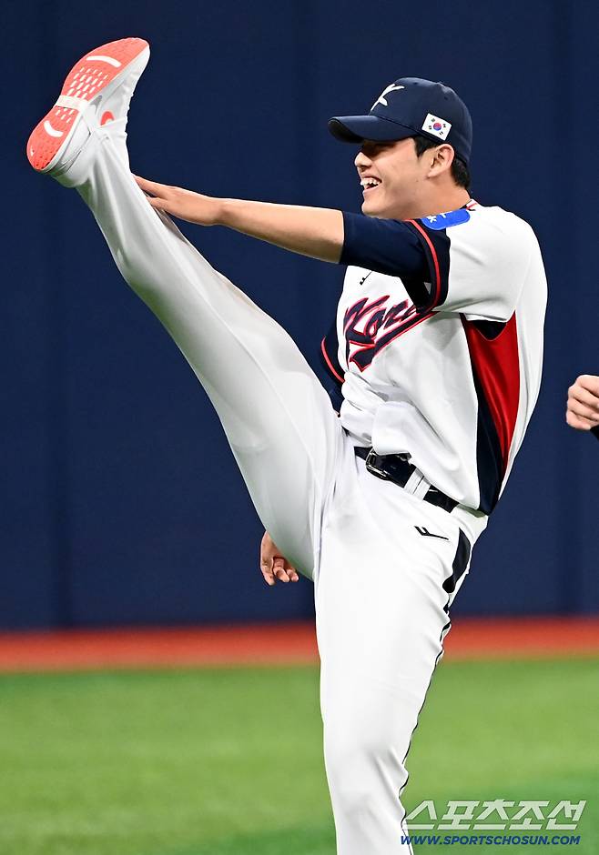 대한민국 야구대표팀이 4일 고척스카이돔에서 훈련을 가졌다. 문동주가 워밍업을 하고 있다. 고척=허상욱 기자wook@sportschosun.com/2025.11.04/