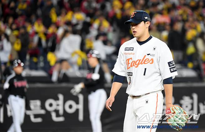 31일 대전 한화생명볼파크에서 열린 한국시리즈 5차전 한화 이글스와 LG 트윈스의 경기. 한화 선발 문동주가 1회를 마친 뒤 교체되고 있다. 대전=박재만 기자 pjm@sportschosun.com/2025.10.31/