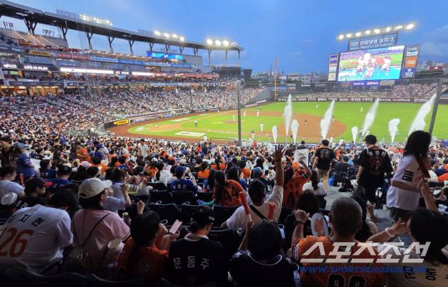 13일 대전 한화생명 볼파크에서 열린 한화 이글스와 롯데 자이언츠의 경기. 한 시즌 최다 매진 신기록(48번째)을 기록한 대전 볼파크. 대전=송정헌 기자songs@sportschosun.com/2025.08.13/