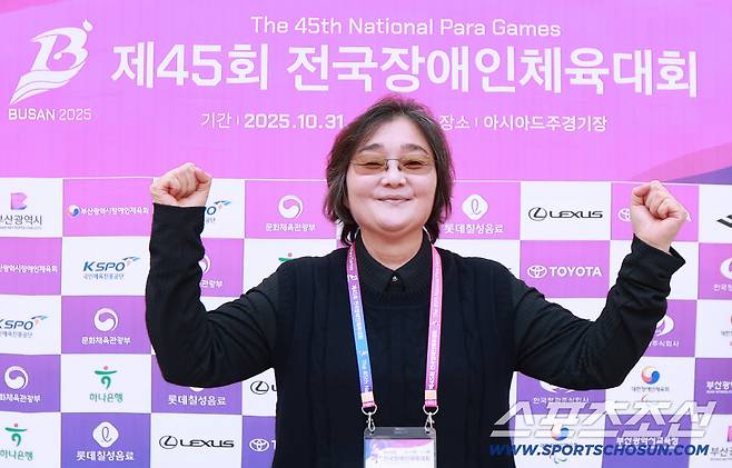 11초49, 1994년 이후 31년째 깨지지 않고 있는 여자육상 100m 한국신기록 보유자, 대한민국 여자육상 레전드 이영숙 대한장애인육상연맹 이사가 인일여고 후배이기도 한 신현진의 메달을 응원하며 파이팅 포즈를 취했다. 사진제공=대한장애인체육회