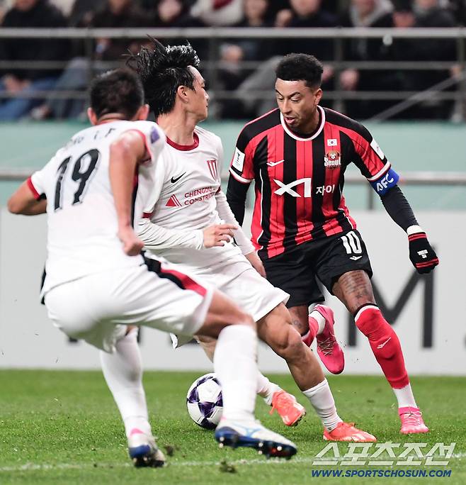 4일 서울월드컵경기장에서 열린 아시아축구연맹(AFC) 챔피언스리그 엘리트(ACL) 4차전 FC 서울과 청두 룽청의 경기. 청두 수비를 제치며 돌파를 시도하는 FC 서울 린가드. 상암=송정헌 기자songs@sportschosun.com/2025.11.04/
