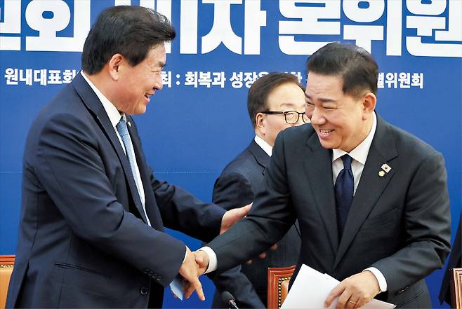 뉴시스민주당 ‘정년 65세 연장’ 특위 첫 회의 김병기(오른쪽) 더불어민주당 원내대표가 3일 서울 여의도 국회에서 열린 ‘회복과 성장을 위한 정년연장특별위원회’ 제1차 본회의에서 소병훈 당 정년특위 위원장과 악수를 하고 있다.