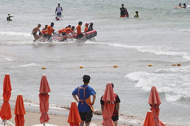 제주소방서와 119시민수상구조대가 제주시 이호테우해수욕장에서 익수자 구조 훈련을 하고 있다. 2024.7.8 (ⓒ뉴스1, 무단 전재-재배포 금지)