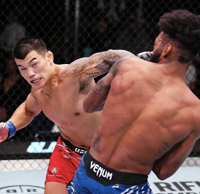 고석현이 필 로에게 주먹을 뻗고 있다. 사진=UFC 코리아 SNS