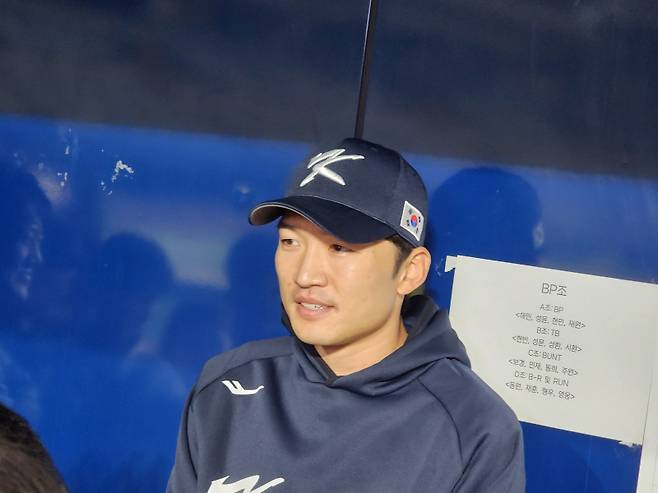 박해민이 4일 국가대표팀 훈련을 소화한 뒤 취재진과 인터뷰를 하고 있다. IS포토