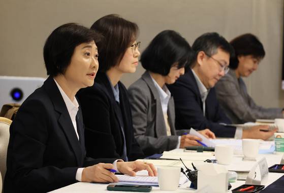 이스란 보건복지부 1차관이 4일 서울 종로구 정부서울청사에서 열린 제6차 장기요양위원회에서 발언하고 있다. 사진 보건복지부