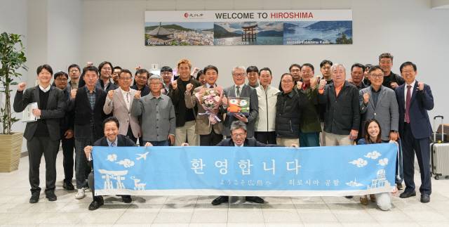 ▲ 히로시마 사커 스타디움에서 산프레체 히로시마와 2025-2026 AFC(아시아축구연맹) 챔피언스리그 엘리트(ACLE) 리그 스테이지 동아시아 4차전을 위해 김진태 도지사,김시성 도의장, 양희구 도체육회장과 나르샤 응원단이 3일 일본 히로시마 공항에 도착, 일본 관계자로부터 입국 환영 축하를 받고 기념촬영을 하고 있다. 강원도제공