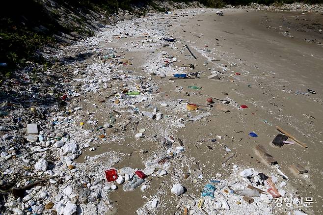 10월 1일 찾은 전남 신안군 임자면의 한 해안. 대형 쓰레기는 수거했지만 해변의 상황은 여전히 심각하다. 신안군은 지난 2021년 유네스코 세계자연유산에 등재된 ‘한국의 갯벌’(신안, 보성-순천, 고창, 서천) 중 전체 유산구역의 약 85%로 가장 넓은 면적을 가지고 있다. 신안 l 문재원 기자