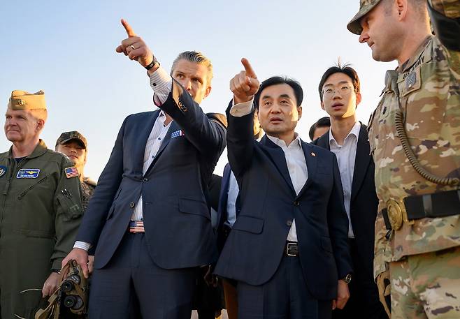 안규백 국방부 장관과 피트 헤그세스 미국 국방부 장관이 지난 3일 경기도 파주 비무장지대(DMZ) 최북단 경계초소인 오울렛 초소(OP)를 방문해 일대를 시찰하고 있다. 국방부 제공.