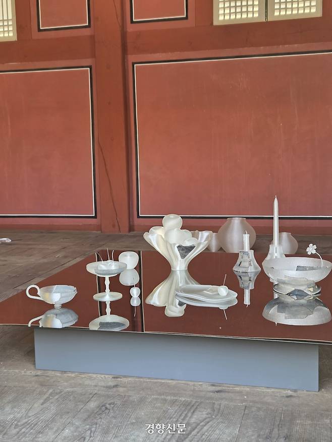 서울 중구 덕수궁 함녕전에 전시된 서숲의 ‘조각, 새로운 형상을 잇다’. 윤승민 기자