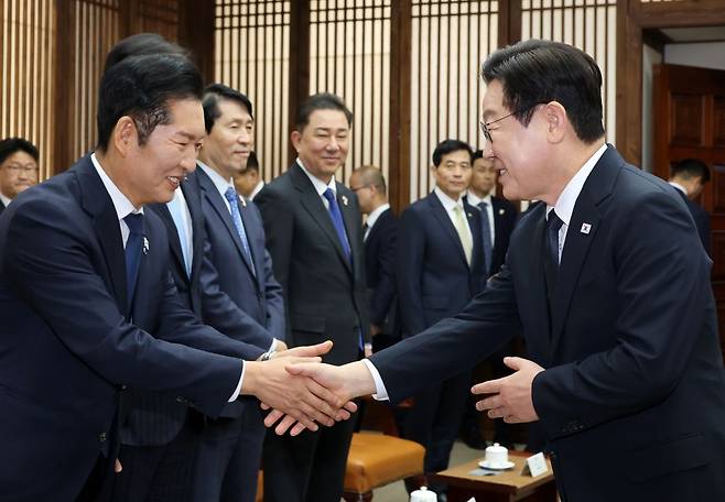 시정연설을 위해 국회를 방문한 이재명 대통령이 4일 국회의장접견실에서 열린 환담에서 더불어민주당 정청래 대표와 악수하고 있다. 국회사진기자단