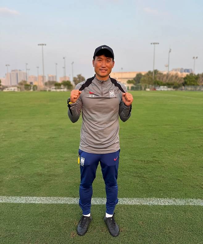 한국 17세 이하(U-17) 축구대표팀을 이끄는 백기태 감독이 2025 카타르 U-17 월드컵 활약을 다짐하며 포즈를 취하고 있다. 임정우 기자