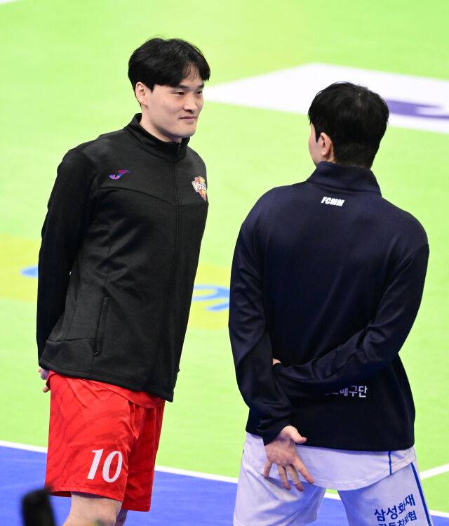 한국전력 김정호가 삼성화재 노재욱와 이야기를 나누고 있다 / 한국배구연맹(KOVO)