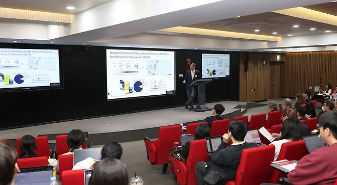 예일대 의대 스테판 스트릿매터 교수가 2025 Yale-KU 공동포럼에서 강의를 진행하고 있다