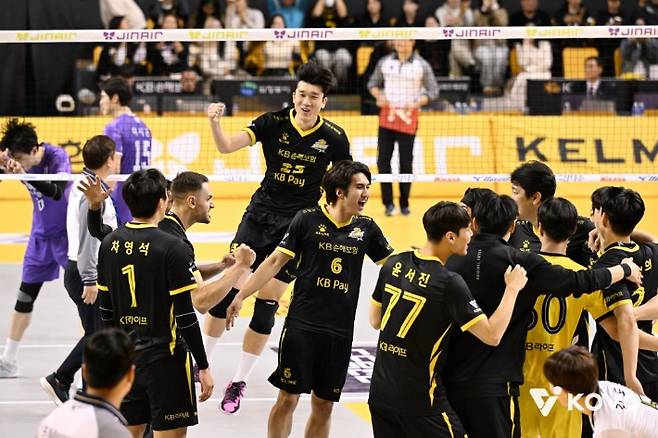 4일 우리카드를 꺾고 승리한 KB손해보험 선수들이 기뻐하는 모습. 한국배구연맹