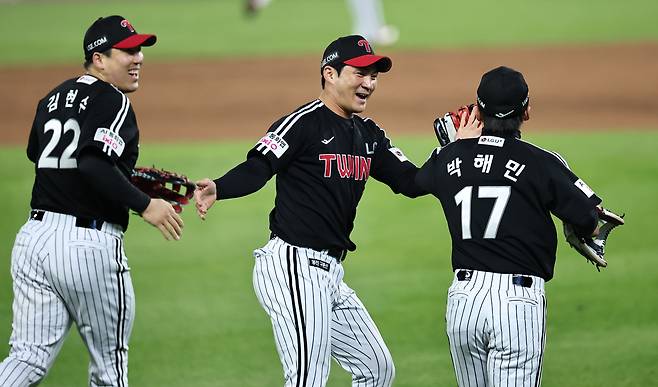 31일 대전한화생명볼파크에서 열린 2025 프로야구 KBO리그 포스트시즌 한국시리즈 5차전 LG 트윈스와 한화 이글스의 경기. 4회말 2사 한화 최재훈의 플라이볼을 잡아내며 이닝을 마무리한 LG의 박해민과 오지환, 김현수가 기뻐하며 더그아웃으로 향하고 있다. 2025.10.31 연합뉴스