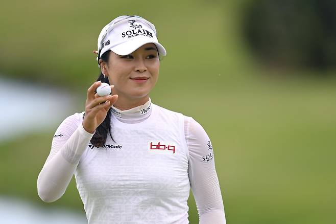 윤이나가 지난달 열린 LPGA 투어 롯데 챔피언십 도중 퍼트를 성공시킨 뒤 손을 들어 갤러리에게 인사하고 있다. 게티이미지코리아