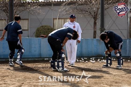 두산 포수들의 미야자키 마무리 캠프 훈련 모습. /사진=두산 베어스 제공