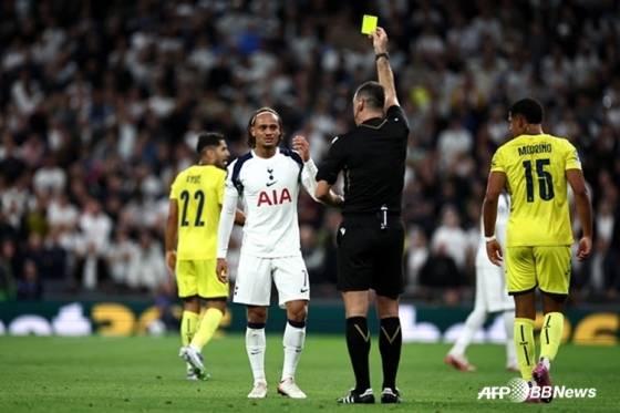 사비 시몬스가 옐로 카드를 받고 있다. /AFPBBNews=뉴스1