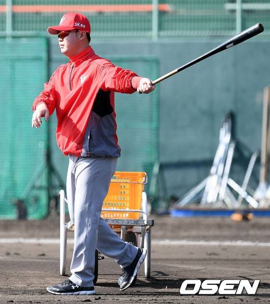 SK 와이번스(현 SSG 랜더스 전신) 시절 손지환 수비 코치.