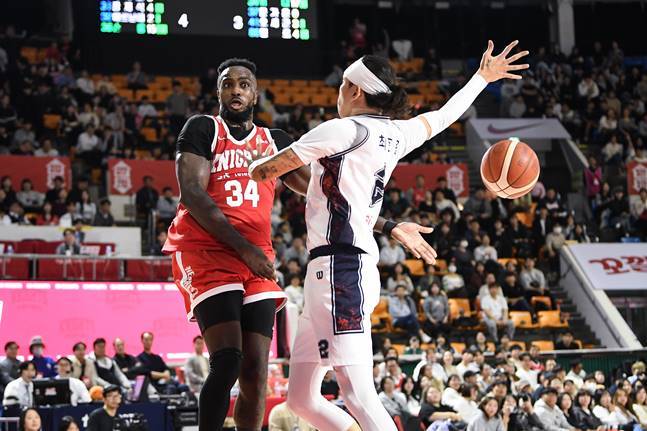 자밀 워니(왼쪽)가 최준용을 피해 노룩패스를 시도하고 있다. /사진=KBL 제공