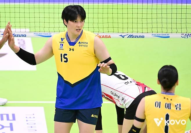 여자 프로배구 현대건설의 김희진이 4일 경기도 수원체육관에서 열리는 진에어 2025-2026 V리그 1라운드 IBK기업은행과 경기를 치른다. 지난 5월 15년 만에 IBK를 떠난 뒤 처음으로 전 소속팀을 코트에서 적으로 맞서게 됐다. 사진 한국배구연맹