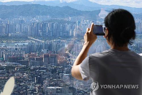 서울 집값 다시 가파른 상승세…한강벨트 강세 (서울=연합뉴스) 서울 등 수도권 집값이 다시 가파른 오름세를 보이는 가운데 8일 서울 남산에서 바라본 한강변 아파트 및 주택단지들.