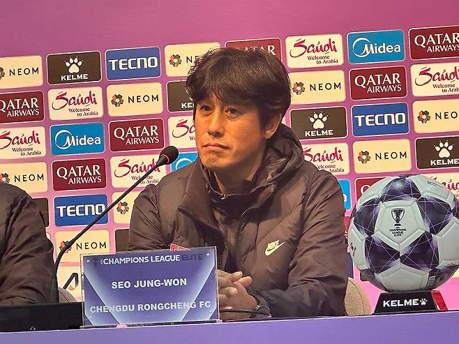 ACLE서 FC서울과 경기 앞둔 청두 서정원 감독 (서울=연합뉴스) 안홍석 기자 = 2025-2026 아시아축구연맹(AFC) 챔피언스리그 엘리트(ACLE) 리그 스테이지 4차전 FC서울과 청두 룽청의 경기를 하루 앞둔 3일 서울월드컵경기장에서 열린 기자회견에 청두 서정원 감독이 참석해 있다. 2025.11.3 ahs@yna.co.kr
