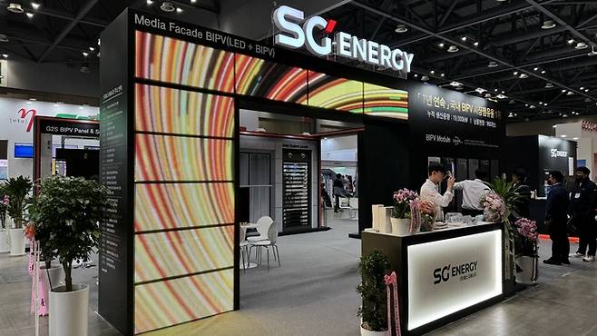 5일 SG에너지가 '미디어 BIPV(Media Building Integrated Photovoltaics)'가 일산킨텍스에서 열린 '솔라아시아 2025 전시회'에서 미디어 BIPV를 선보였다. 사진=SG에너지