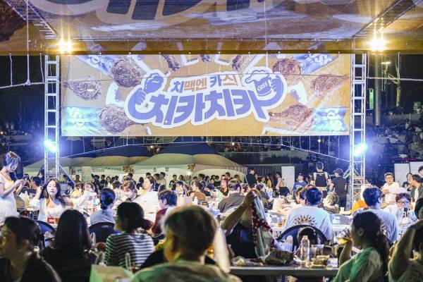 오비맥주 카스가 지난 7월 대구 두류공원 일대에서 열린 '2025 대구 치맥 페스티벌'에 공식 맥주 브랜드로 참여했다. 카스 부스를 찾은 방문객들이 다양한 체험 콘텐츠를 즐기며 축제를 만끽하고 있다. 뉴스1