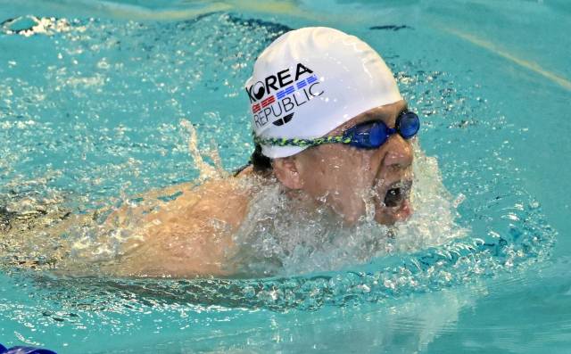 수영 남자 SB4-5, SB6-7 평영 100m 동호인부 결승에서 금빛 물살을 가르고 있는 천영조./김승권 기자/