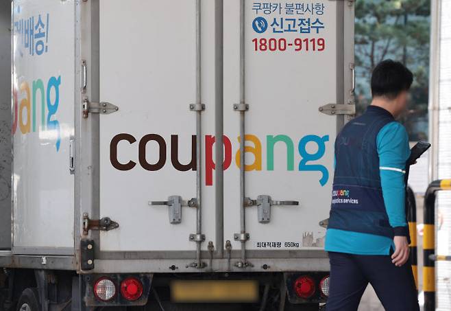 서울 시내의 한 물류 캠프에 쿠팡 배송 차량이 주차돼 있다.(사진=연합뉴스)