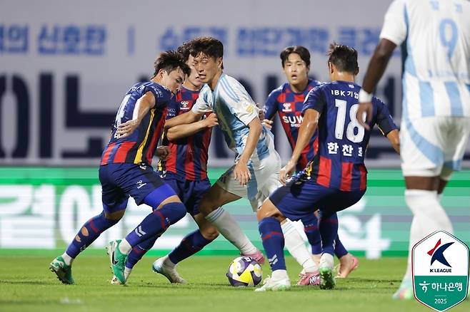 빗셀 고베 원정 후 울산은 주말 수원FC와 맞대결을 펼친다. 강등권 탈출을 위한 처절한 맞대결이다. (한국프로축구연맹 제공)